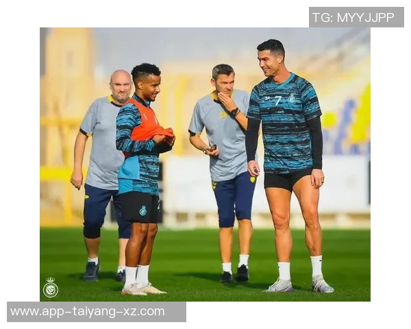 C罗身着西装出席白宫晚宴与美国防长亲密合影引发热议 C罗身着西装出席白宫晚宴与美国防长亲密合影引发热议