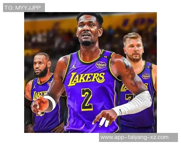 湖人训练场景曝光斯玛特紧逼八村里夫斯全力防守展现球队默契 湖人训练场景曝光斯玛特紧逼八村里夫斯全力防守展现球队默契